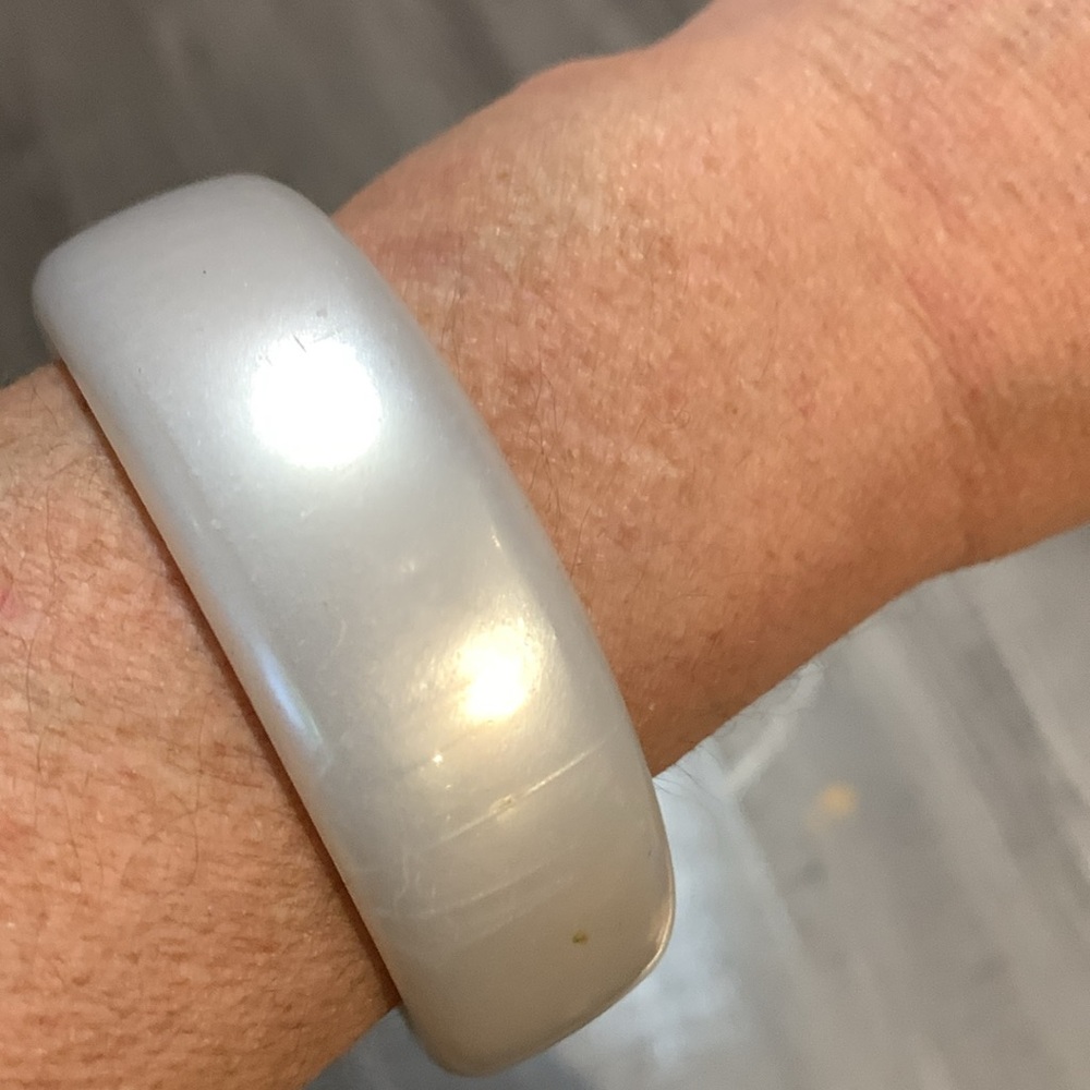 White wide bangle - Picture 2 of 7